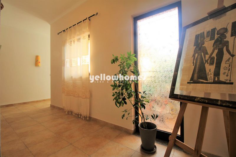 Espaçosa moradia V4 com grande terreno e muito potencial perto de Boliqueime